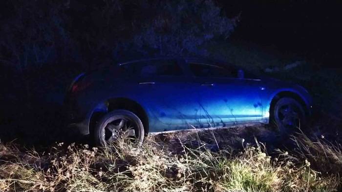 Tarlaya Uçan Otomobilden Burnu Bile Kanamadan Kurtuldu