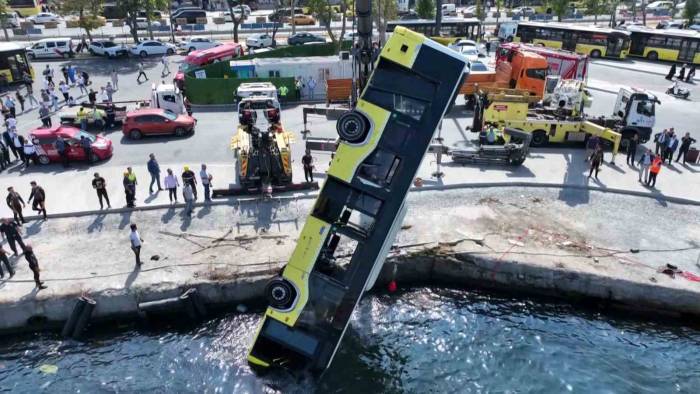 Eminönü’ne 6 Saat Sonunda Otobüs Denizden Çıkarıldı