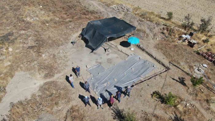 Tarlada Çiftçinin Bulduğu Tarihi Taban Mozaikler Gün Yüzüne Çıkarılıyor