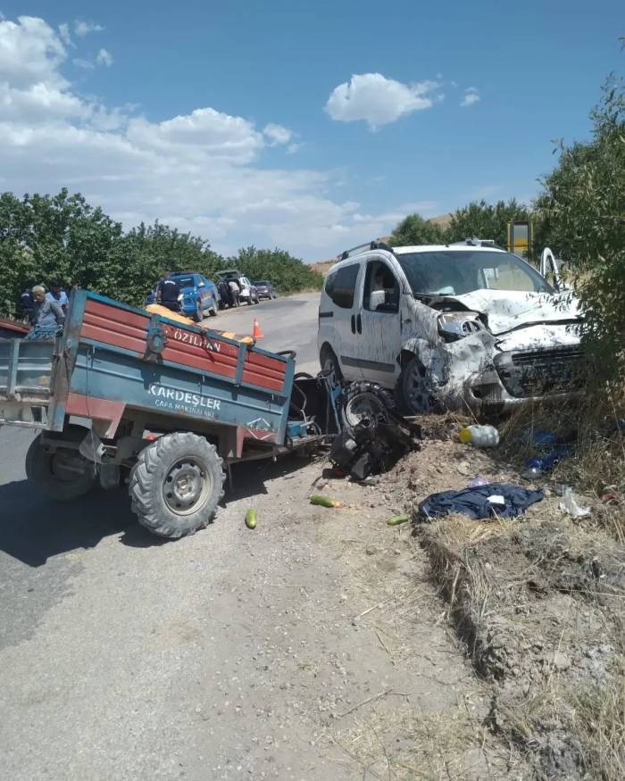 Elazığ’da Römorklu Çapa Makinesi İle Hafif Ticari Araç Çarpıştı: 2 Yaralı