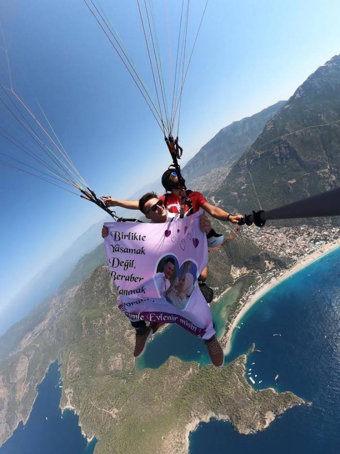 Evlilik Teklifini Paraşütle Süzülürken Yaptı