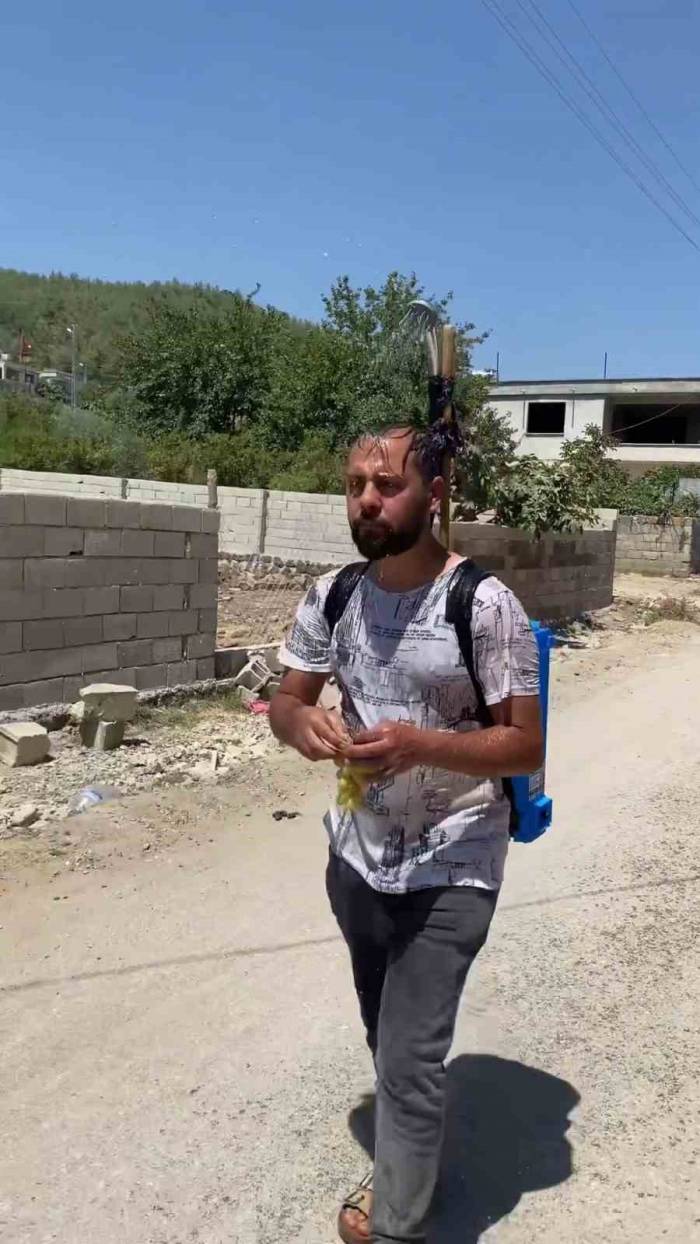 50 Dereceyi Bulan Sıcakta, Duş Başlığıyla Gezdiği Görüntüler İlgi Odağı Oldu