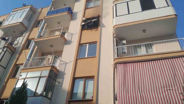 İzmir’de Apartman Dairesinde Yangın