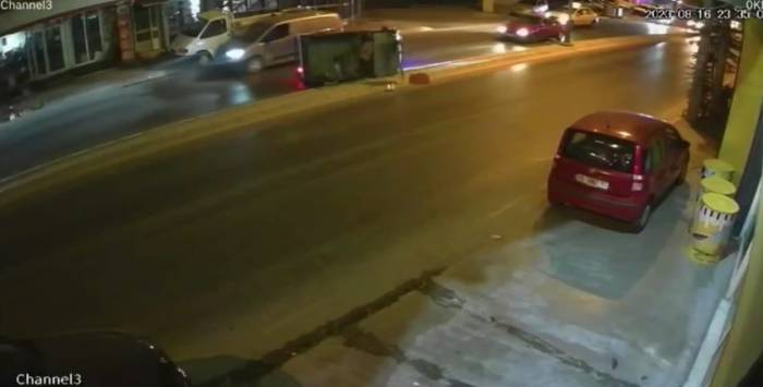 Kamyonet Devrildi, Kasadan Yola Düşen Şahıslar Ölümden Döndü