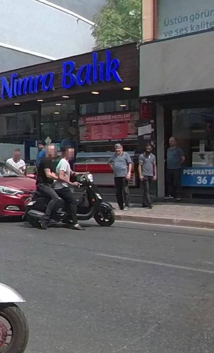 İstanbul’da Trafikte Kavga Kamerada: “Ağabey Vurma” Dese De Fayda Etmedi, Yüzü Kanlar İçinde Kaldı
