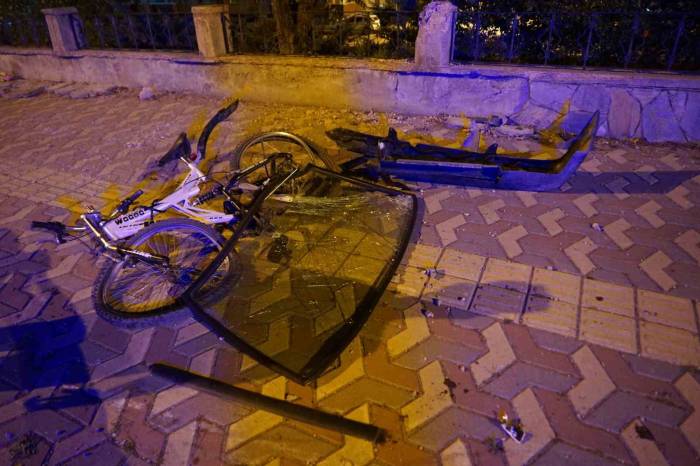 Kaldırımda Bisiklet Sürerken Otomobilin Çarptığı 18 Yaşındaki Genç Yaşam Mücadelesini Kaybetti