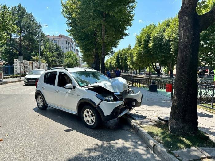 Otomobilin Çarptığı Genç Kadın Metrelerce Savruldu