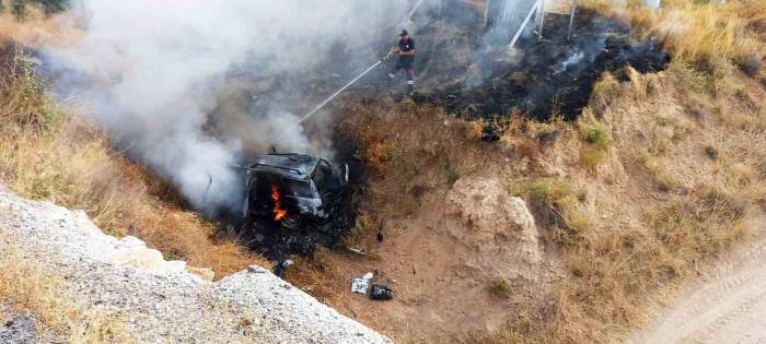 Kütahya-afyonkarahisar Yolunda Kaza Yapan Araç Alev Aldı: 2 Yaralı