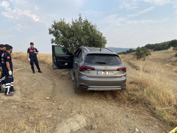 Ağaca Çarpan Otomobilde Bilekleri Ve Boynu Kesilmiş Erkek Cesedi Bulundu