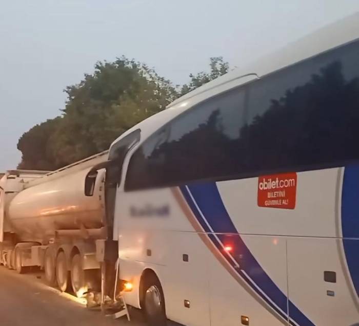 Manisa’da Yolcu Otobüsü Tankere Çarptı: 21 Yaralı