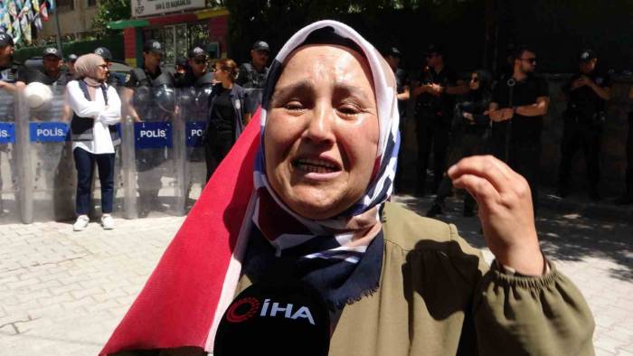 Evlat Nöbetindeki Nazlı Sancar, “Yaz Kış Bu Mücadelemiz Devam Edecek”