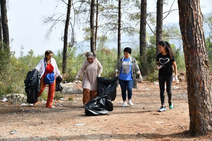 Osmaniye’de Orman Yangınlarına Dikkat Çekmek Amacıyla Cam Atığı Toplandı