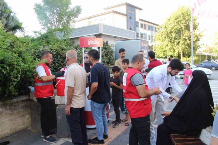 Kızılay Cizre’de Tansiyon Ölçtü, Ayran Ve Limonata Dağıttı