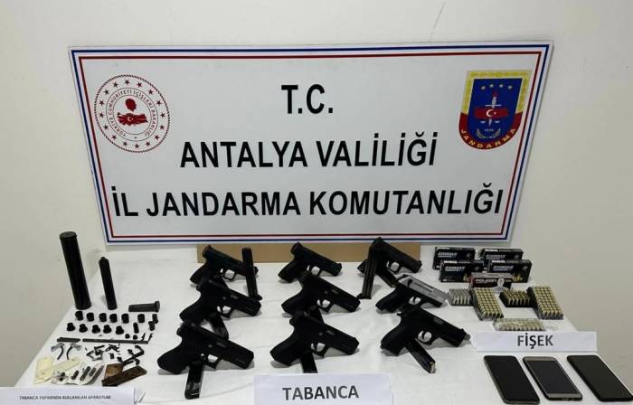 Kargoyla Silah Ticareti Yapan Baba Ve Oğluna Jandarma Operasyonu