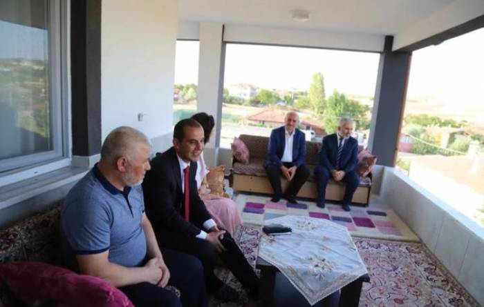 Çankırı Valisi Taşolar Görevinin İlk Gününde Şehit Ailesini Ziyaret Etti