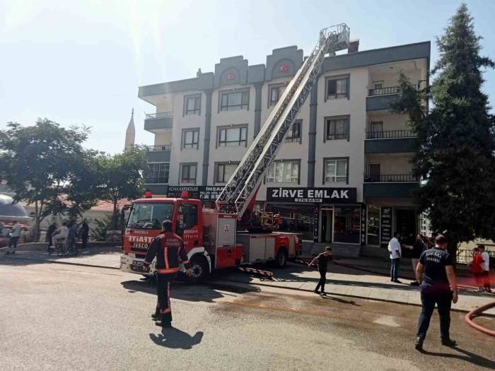 Başkentte Alevlerin Sardığı Apartman Çatısı Küle Döndü