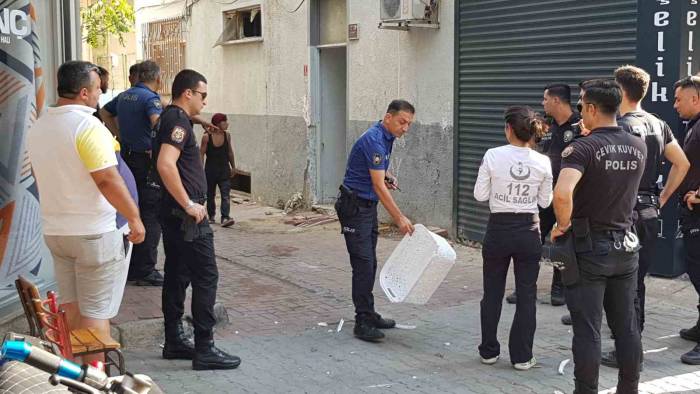 Edremit’te Annesi İle Kavga Eden Kişi, Oturduğu Daireye Kurşun Yağdırdı