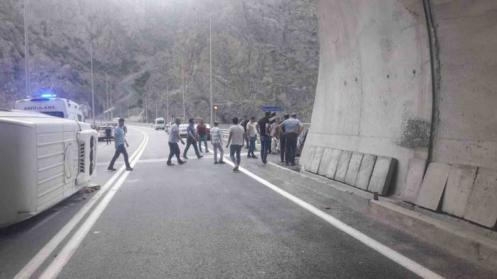Artvin’de Minibüs Devrildi: 11 Yaralı
