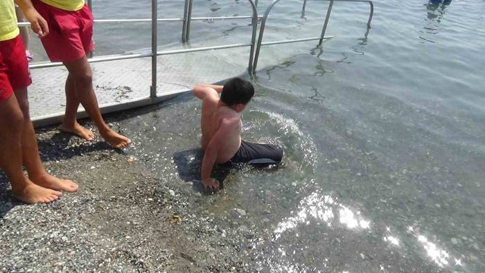 Engelli Çocuk Hayatında İlk Kez Denize Girdi