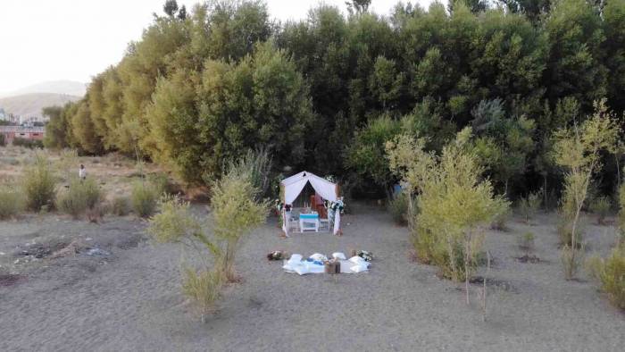 Evlilik Tekliflerinin Vazgeçilmez Mekanı Van Gölü Sahilleri