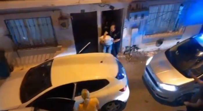Ekipler Baskın Yaptı, Mahalleli Alkışla Destek Verdi