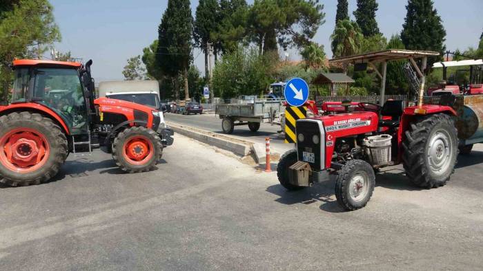 Görüşme Sözü Alan Çiftçiler, Traktörlerle Kapattıkları Yolu Ulaşıma Açtı