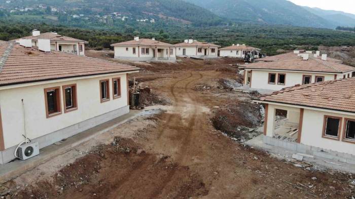 Enkaz Kentin Görünümüyle Cezbeden Köy Evleri, Depremzede Vatandaşları Heyecanlandırıyor