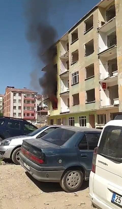 Elazığ’da Ağır Hasarlı Binada Yangın