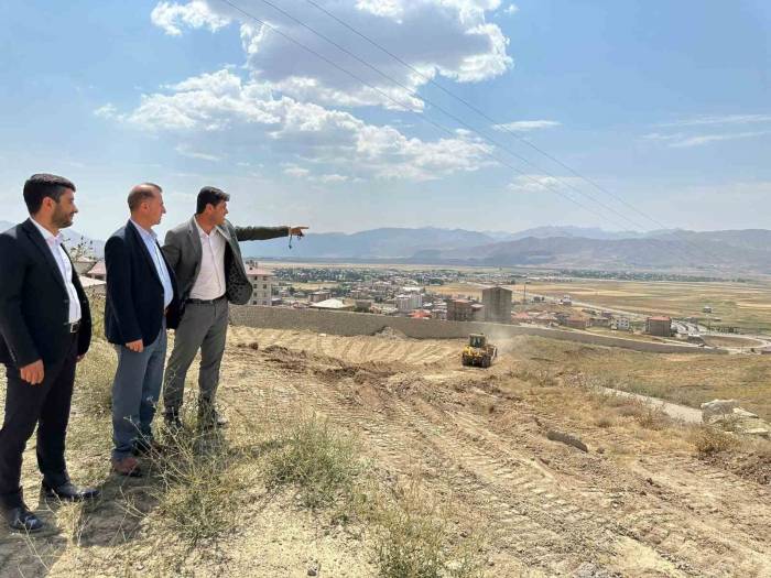 Üç Muhtarın Girişimiyle Yüksekova’ya 50 Yıl Yetecek Mezarlık Yapılıyor