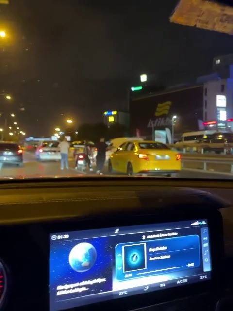 Kadıköy’de Yol Kavgası: Taksiciyi Darp Ettiler