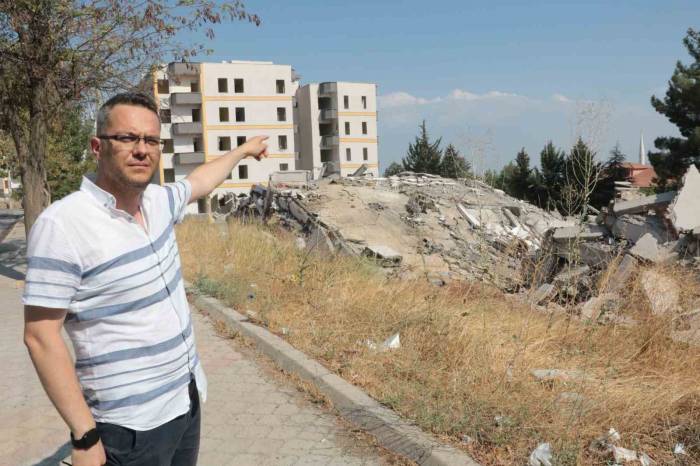 Kahramanmaraş’ta Ağır Hasarlı Binaların Yıkımı Sürüyor