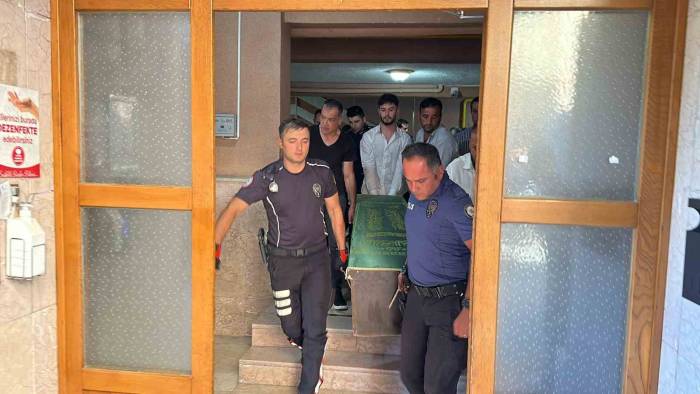 Evde Tabancayla Oynarken Kazara Arkadaşını Vurdu