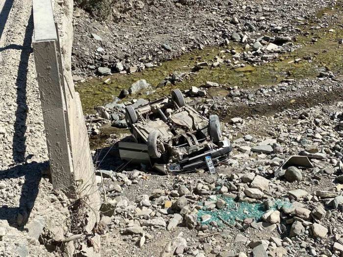 Virajı Alamayan Otomobil Köprüden Uçtu: 2 Yaralı
