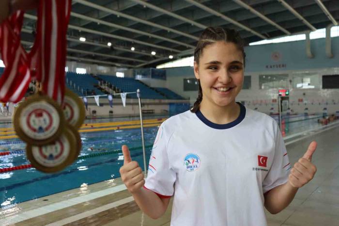 Hissederek Yüzmeyi Öğrenen Görme Engelli Cemre, Madalyalara Doymadı