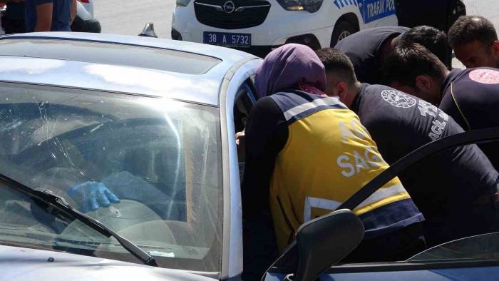 Kazada Araçta Sıkışan Sürücünün Feryadı Yürekleri Dağladı