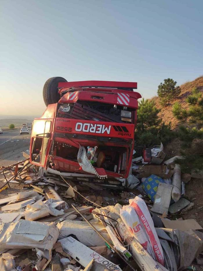 Kırıkkale’de İki Kamyon Çarpıştı: 1 Ölü, 2 Yaralı