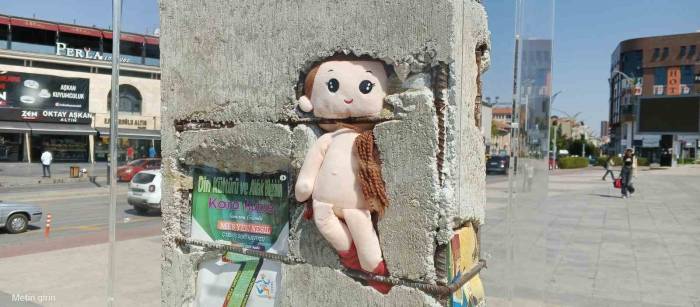 Chp’li Belediyenin Deprem Anıtındaki Subliminal Mesajı Tepki Topladı