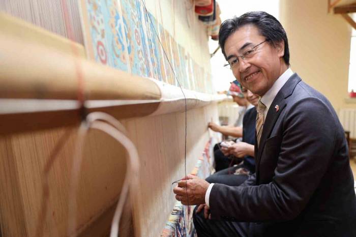 Japon Başkonsolos Hereke Halısı Dokudu