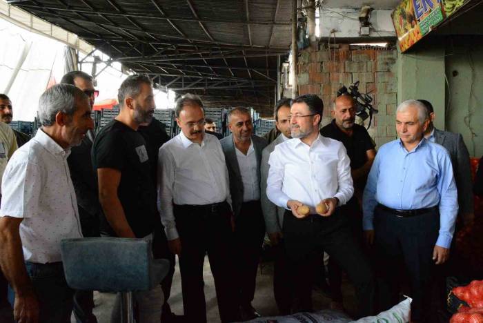 Bakan Yumaklı, Yaş Sebze Ve Meyve Halinde Esnafla Bir Araya Geldi