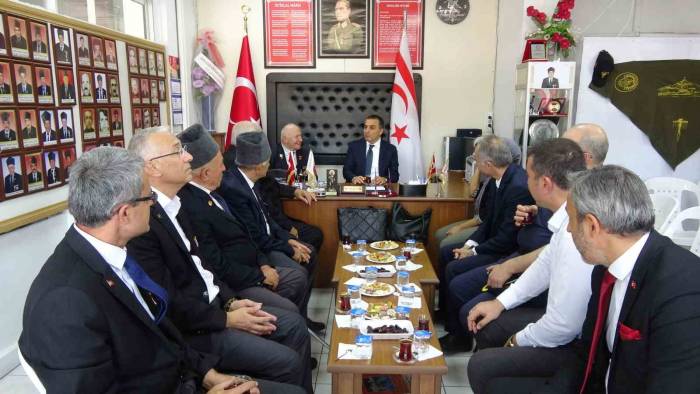 Vali Öksüz Ayağının Tozuyla Esnaf Ve Şehitlik Ziyaretinde Bulundu