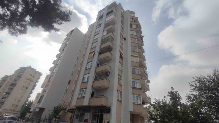 Adana’da Cinnet Getiren Adam Eşi Ve Çocuğunu Öldürüp, Kendisini Bıçakla Yaraladı