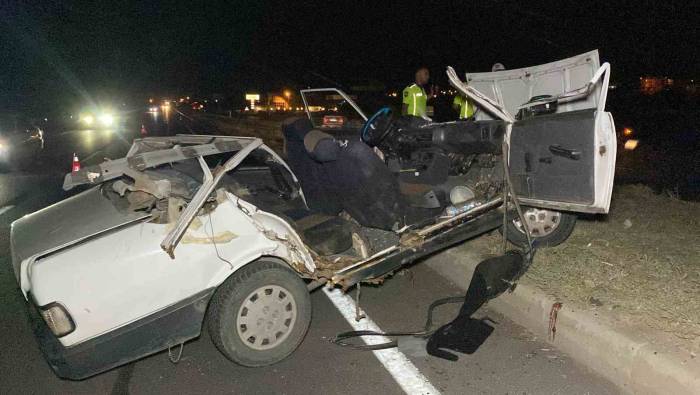 Tıra Arkadan Çarpan Otomobilin Tavanı Koptu: 1 Ağır Yaralı