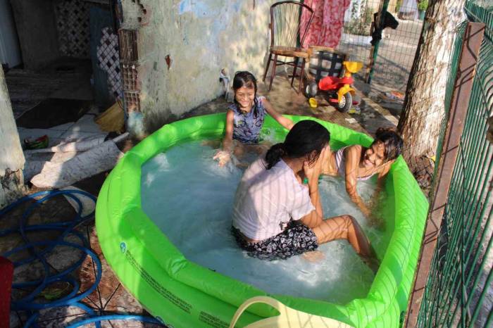 Denize Gidemeyince,şişme Havuzda Serinlediler