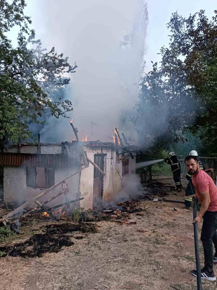 Burdur’da Bağ Evi Yangında Kül Oldu