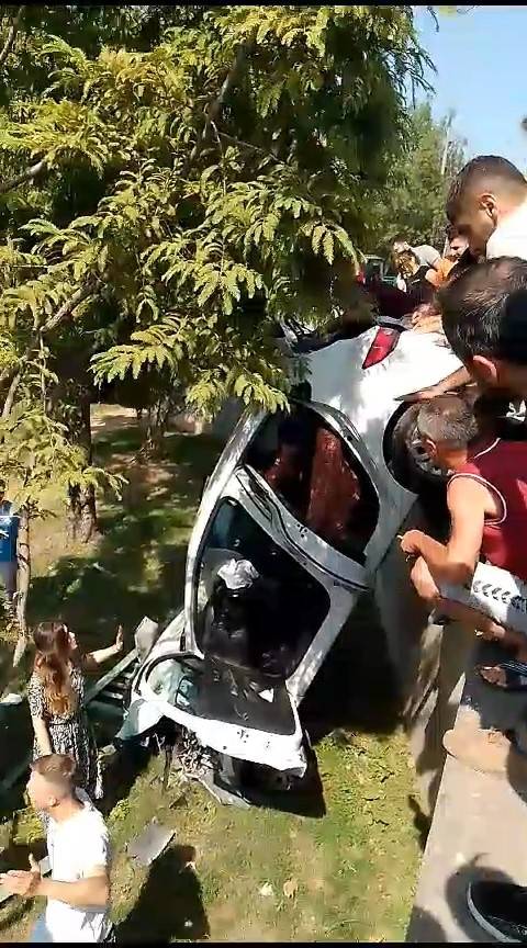 Yoldan Çıkan Otomobilin Şarampole Uçmaması İçin Vatandaşlar Tuttu