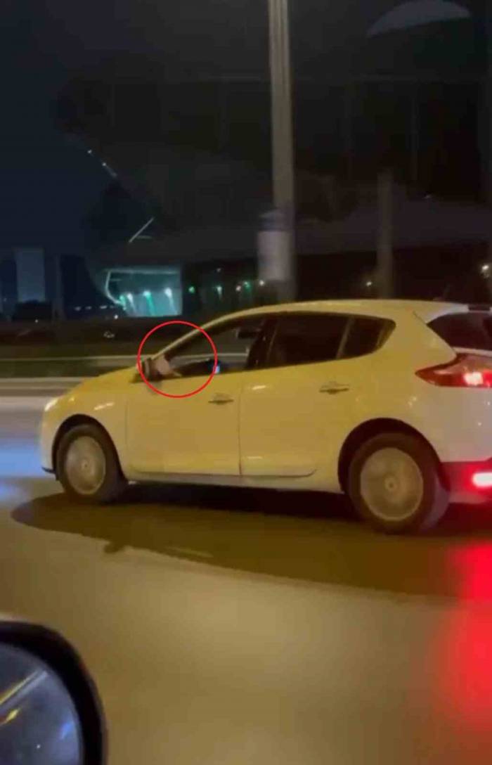 Sıcaklar Sürücüleri De Bunalttı. Ayağını Camdan Sarkıtarak Araç Sürdü