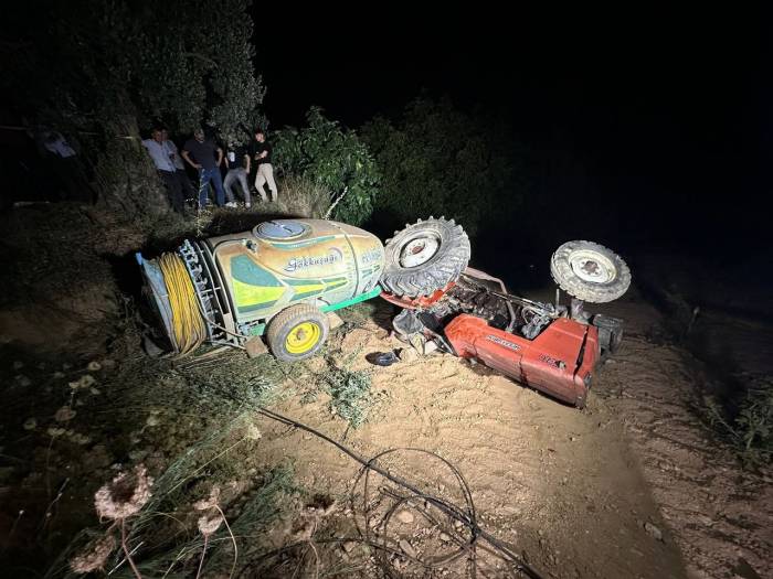 Devrilen Traktörün Altında Kalan Çiftçi Öldü