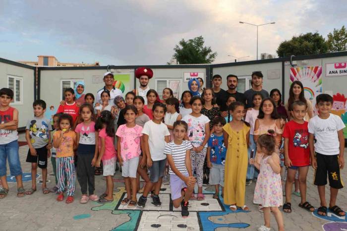 Diyarbakır’da Konteyner Kentte Kalan Çocuklar, Türk Tarihindeki Önemli Şahsiyetleri Öğrenerek Vakit Geçiriyor