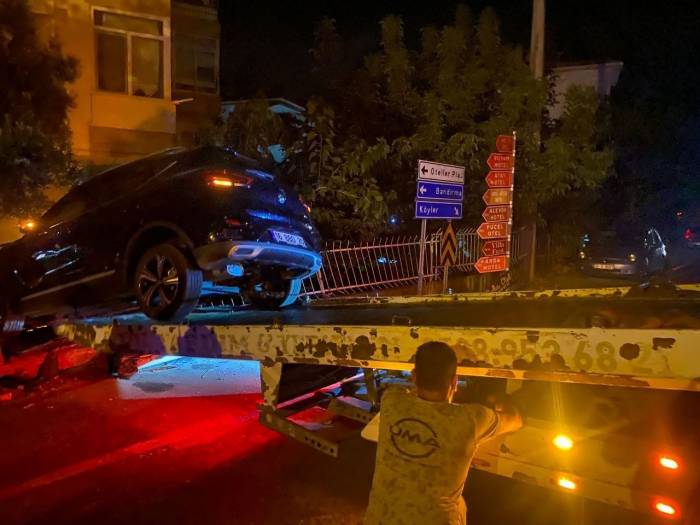 Erdek’te Otomobil Sitenin Duvarını Yıkarak Asılı Kaldı