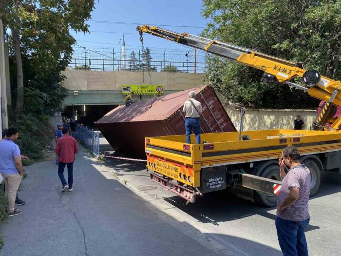 ‘Dikkat Düşük Köprü’ Tabelasını Görmeyen Tır Sürücüsü Alt Geçide Çarptı